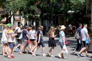 Los turistas gastan casi un 7% más en la Comunitat