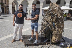 La col·laboració ciutadana aconsegueix restaurar l’escultura que homenatja a Gandia les ‘13 roses’