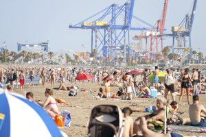 La policía salva la vida a un joven que sufrió un infarto en la playa de la Malvarrosa