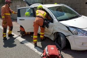 Un joven queda atrapado en un coche tras chocar contra otro en Xàtiva