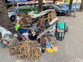 Localitzen i sancionen a Cullera una persona que abandonà trastos en un parc infantil