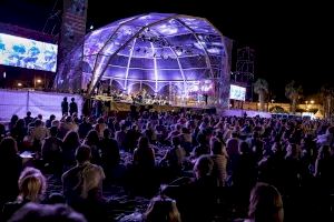 3.000 persones disfruten del primer concert de «Música a la Mar» a la Platja de Les Arenes