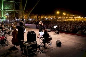 3.000 persones disfruten del primer concert de «Música a la Mar» a la Platja de Les Arenes - (foto 2) 3.000 persones disfruten del primer concert de «Música a la Mar» a la Platja de Les Arenes - (foto 2)