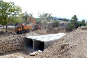 Avanza la construcción del nuevo puente de acceso al complejo escolar del Salt de l’Aigua