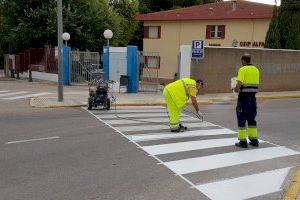 L'Ajuntament d'Oliva realitza treballs de pintura viària en les proximitats dels centres escolars