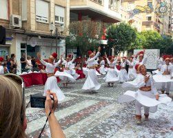 Periodistas armenios y alemanes descubren las tradiciones festivas de la Costa Blanca