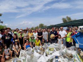 Netegen de plàstics el Parc Natural de l'Albufera per a conscienciar a la ciutadania