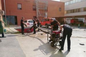 Els bombers del Consorci revisen i posen a punt tots els materials davant l'avís de pluja