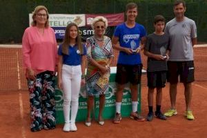 L'alcaldessa entrega els trofeus de l'última prova del XXXVI Circuit Provincial de Tenis de Castelló en les categories d'aleví i cadet