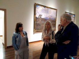 Carmen Amoraga muestra a la bisnieta de Joaquín Sorolla la nueva sala que alberga los cuadros del pintor valenciano