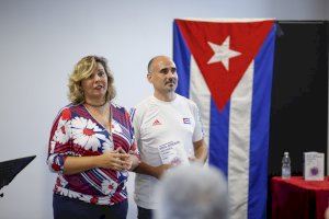 Les Escoles Velles acogieron ayer la presentación del libro y el concierto del trovador cubano Vicente Feliú