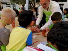 Más de 200 personas aprenden a construir jardines efímeros en plazas de aparcamiento en las V Jornadas Alicante Park (ing) Day