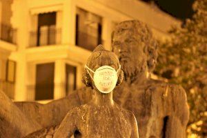 Valencia amanece llena de pegatinas reclamando acción ante la “emergencia climática”