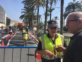 Miles de personas disfrutan de la Ciclovía del litoral de Alicante en el inicio de la Semana Europea de la Movilidad