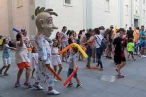 ‘Els cabuts de la Mercé’ vuelven a las calles de Burriana y los niños los recibirán con 1.500 aplaudidores de plástico