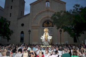 La imagen peregrina de la Virgen de los Desamparados visita la parroquia de San Roque de Benicalap