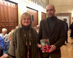 El Ateneo Mercantil premia la carrera literaria de Víctor del Árbol