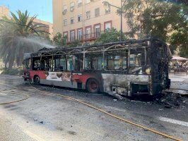 Arde un autobús de la EMT en la avenida Blasco Ibáñez de Valencia