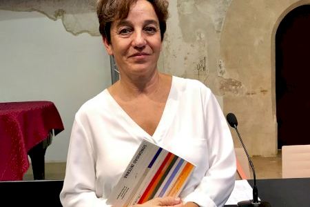 El E CA de Riba-roja de Túria presenta el catálogo de la exposición “Sonoridad interna. Mundos paralelos en las pinturas de María Aranguren”