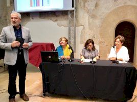 El E CA de Riba-roja de Túria presenta el catálogo de la exposición “Sonoridad interna. Mundos paralelos en las pinturas de María Aranguren” - (foto 2)