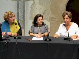 El E CA de Riba-roja de Túria presenta el catálogo de la exposición “Sonoridad interna. Mundos paralelos en las pinturas de María Aranguren” - (foto 3)