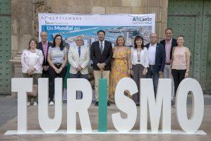 La corporación municipal inicia el Día Mundial del Turismo con un acto simbólico en la Plaza del Ayuntamiento de Alicante