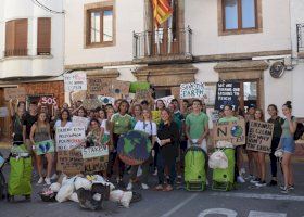 Estudiantes del Poble Nou de Benitatxell se concentran frente al Ayuntamiento para concienciar sobre la crisis climática