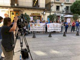 Familias se concentran frente al Palau para denunciar “la falta de compromiso” con las personas con autismo - (foto 2) Familias se concentran frente al Palau para denunciar “la falta de compromiso” con las personas con autismo - (foto 2)
