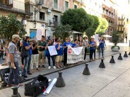 Familias se concentran frente al Palau para denunciar “la falta de compromiso” con las personas con autismo - (foto 3) Familias se concentran frente al Palau para denunciar “la falta de compromiso” con las personas con autismo - (foto 3)