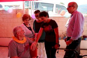 Los usuarios del Centro de Día de Alzheimer de Onda celebran una jornada de convivencia con sus olimpiadas