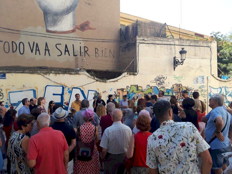 Un centenar de asistentes conocen el barrio en la ruta guiada organizada por la Asociación Vecinal de Patraix