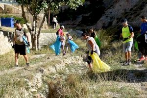 Mans al Riu congrega en el río Coscó a decenas de personas para concienciar de la importancia de no ensuciar cauces y barrancos