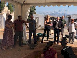 Verònica Ruiz y Rosa Pérez visitan las exhumaciones del cementerio civil de Castelló