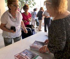 Almassora reparte los 3.200 ‘llibrets’ de fiestas del Roser