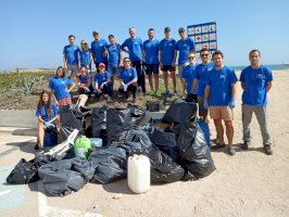 Sueca participa en una jornada de neteja de platges