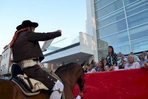 El Pregó 'clama' a la fiesta e inunda de color e ilusión las calles de Oropesa del Mar