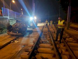 Persecución policial de película en Alicante a un conductor que se dio a la fuga y acabó volcando en las vías del tren - (foto 2) Persecución policial de película en Alicante a un conductor que se dio a la fuga y acabó volcando en las vías del tren - (foto 2)