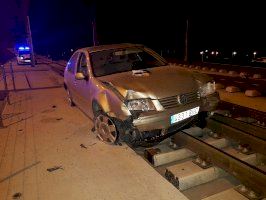 Persecución policial de película en Alicante a un conductor que se dio a la fuga y acabó volcando en las vías del tren