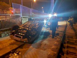 Persecución policial de película en Alicante a un conductor que se dio a la fuga y acabó volcando en las vías del tren - (foto 3) Persecución policial de película en Alicante a un conductor que se dio a la fuga y acabó volcando en las vías del tren - (foto 3)