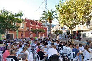 El bingo popular 'toma' la plaza Mayor en el ecuador de las fiestas de Oropesa del Mar