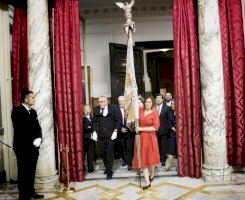 La Real Senyera ya luce en el Salón de Cristal del Ayuntamiento de Valencia