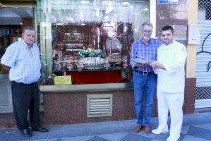 Ramón Marí felicita a la Pastelería Galán por el doblete en el concurso de Sant Donís