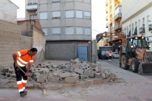 Novelda inicia las tareas para la conversión de un pequeño solar en zona de aparcamiento