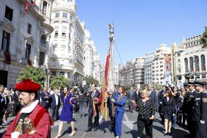 Valencia abraza a la Real Senyera en una procesión sin incidentes