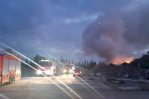 Un incendi en una planta de reciclatge de Torrent provoca una gran columna de fum