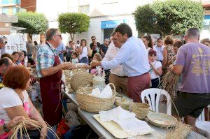 Carlos Mazón visita la XVIII Feria Artesanal y Gastronómica de Agost