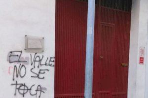 Pintan la sede del PSOE de Burriana con "el valle no se toca"