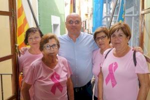 Vila Joiosa cuelga el lazo rosa contra el cáncer de mama