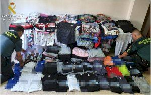 La Guardia Civil investiga tres comercios de Benidorm por la supuesta venta de prendas de ropa falsificada