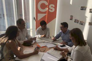 Ciudadanos proposa instal·lar panells informatius en urbanitzacions i barris per a acostar la programació cultural als veïns